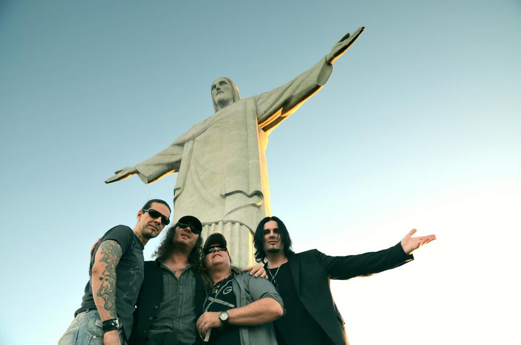 Helloween в Рио-де-Жанейро! Dani, Markus, Andi & Sascha у знаменитой статуи Cristo Redentor! 